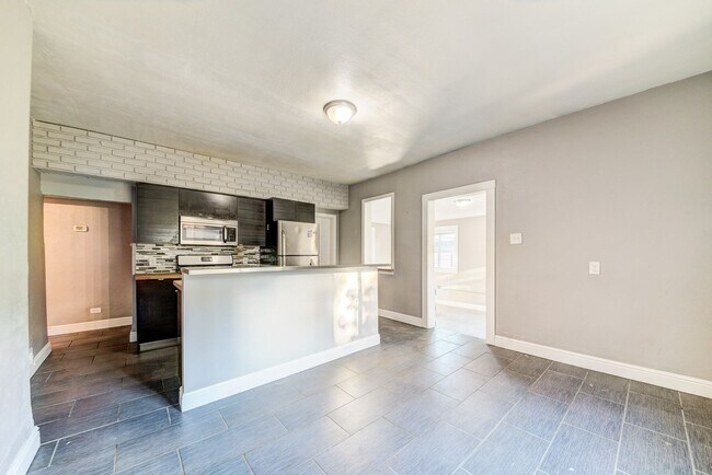 Foto del edificio - AVAILABLE AUGUST 2026 - Luxury 3 Bedroom Home w/ GARAGE Off-Street Parking!
