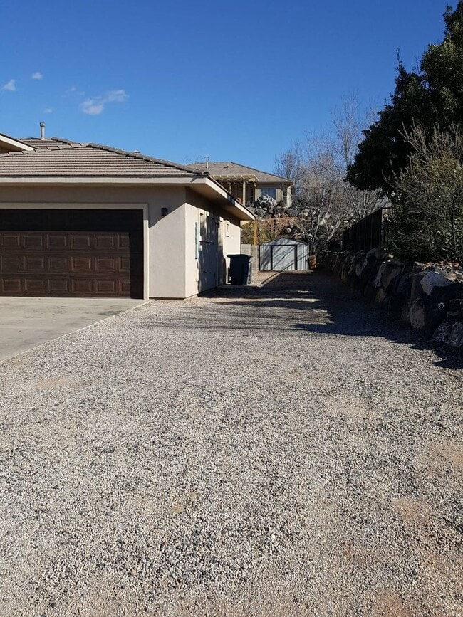 Building Photo - 3 Bedroom Single-Family Home in Central Hu...