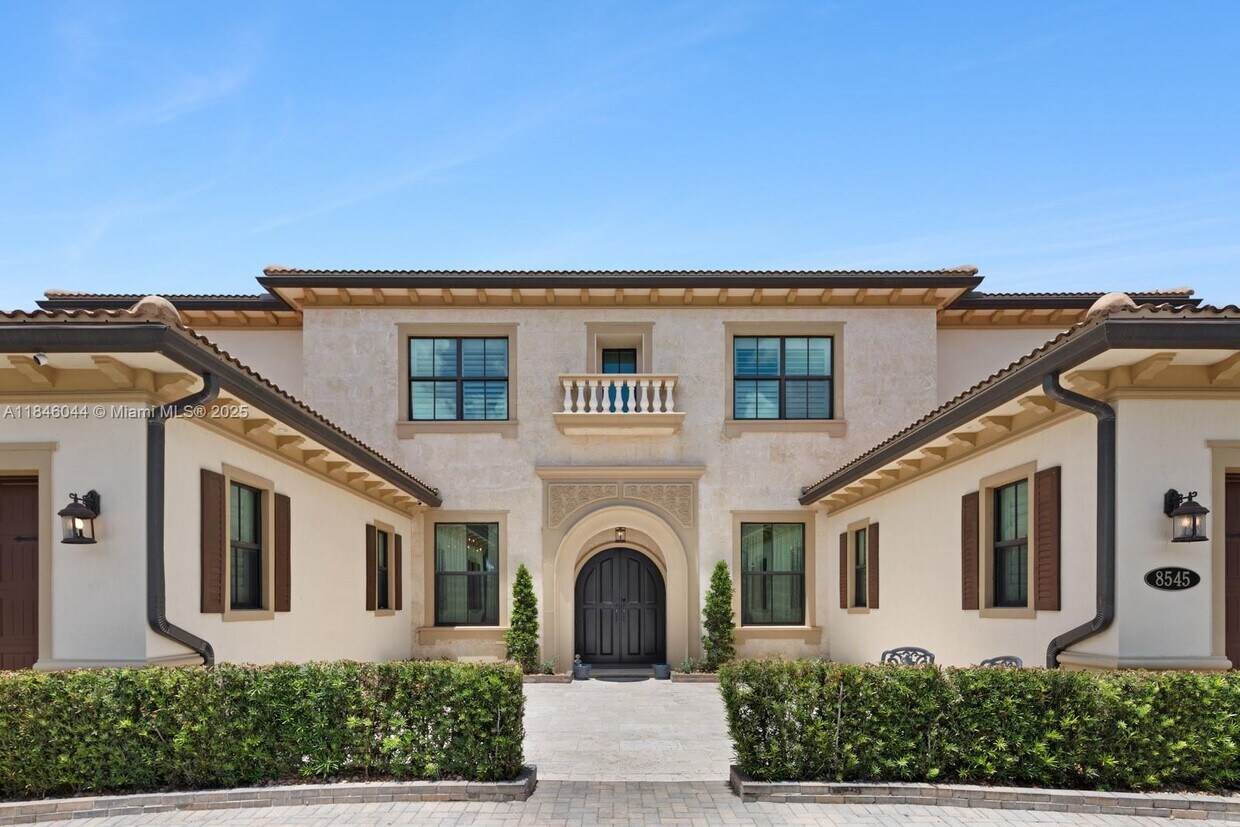 Foto principal - 8545 Watercrest Cir E
