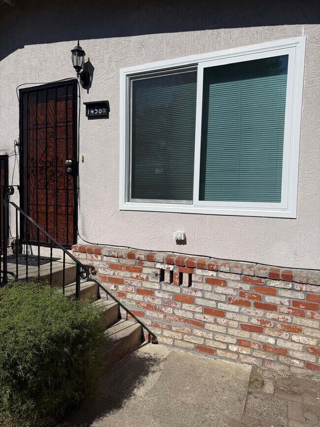 Entrada - 1456 Hopkins St