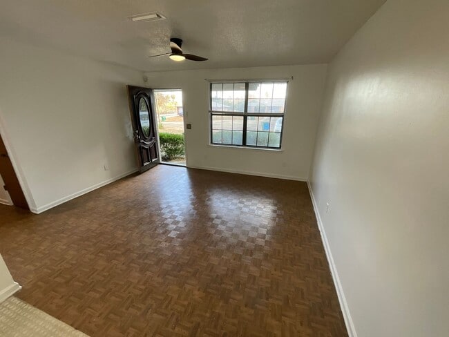 Building Photo - Spacious Brick 3/1 in Marianna in Quiet Cul-de-Sac