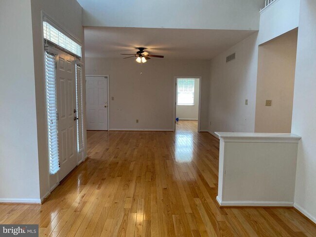 Foto del edificio - 623 Pepperbush Ct