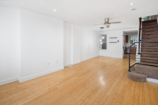 Building Photo - 3 Bedroom Rowhouse For Rent - New Bold