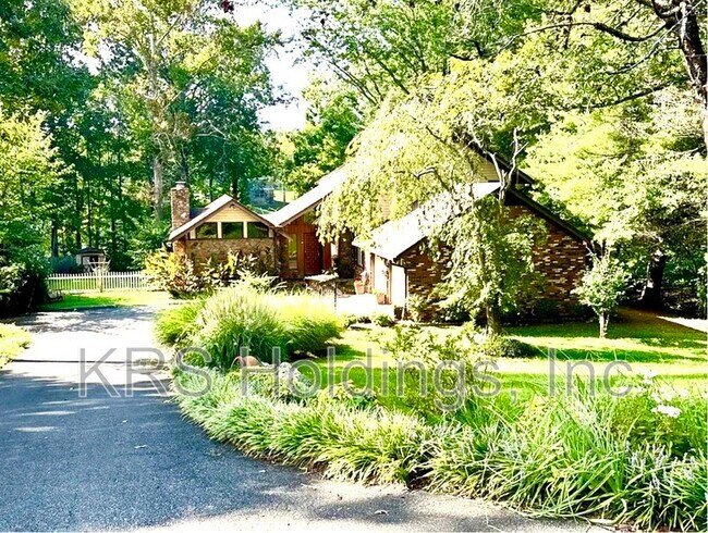 Building Photo - 371 Lake Forest Dr