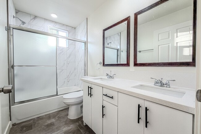 Building Photo - Brand New Luxury 4 & 5 Bed Units