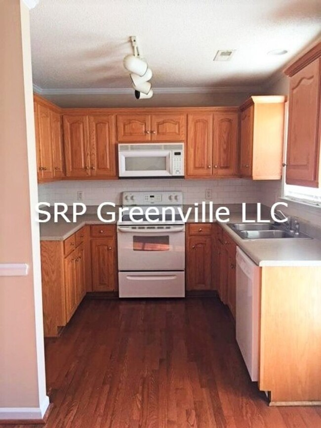 Building Photo - 1/2 OFF FIRST MONTH RENT SPECIAL!!! Beauti...