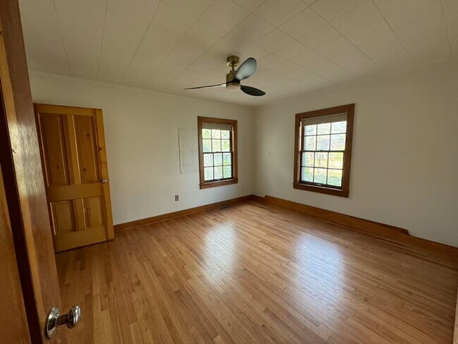 Building Photo - Cute 3 Bedroom 1 Bathroom 1 Car Garage home!!