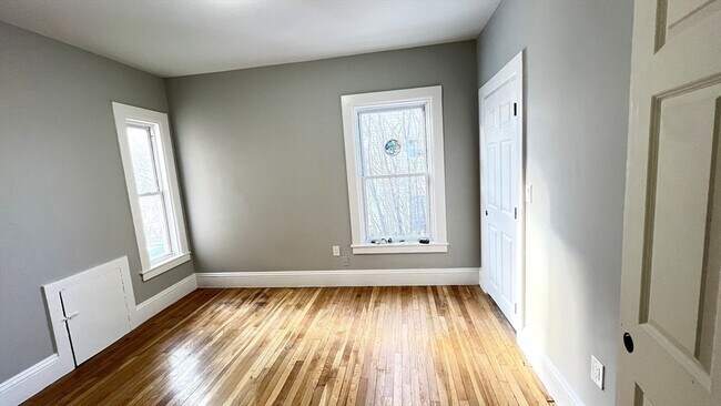 Building Photo - 31 Ridgeway St