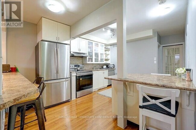 Photo du bâtiment - 834 SHEPPARD Ave
