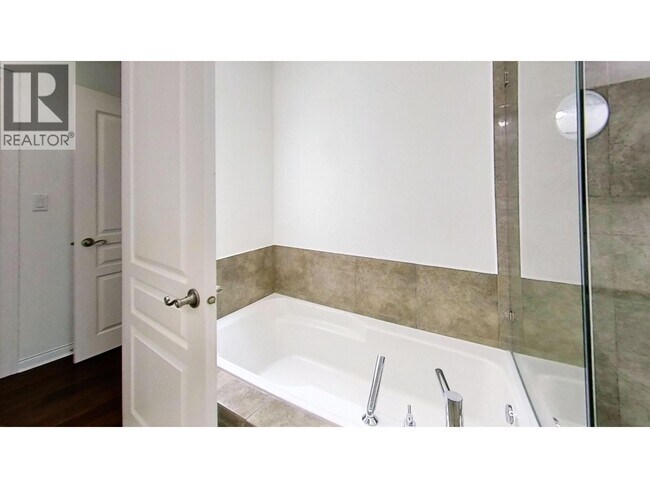 Photo du bâtiment - 7600 Blundell Rd