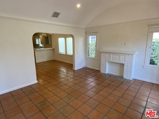 Foto del edificio - 623 N Poinsettia Pl