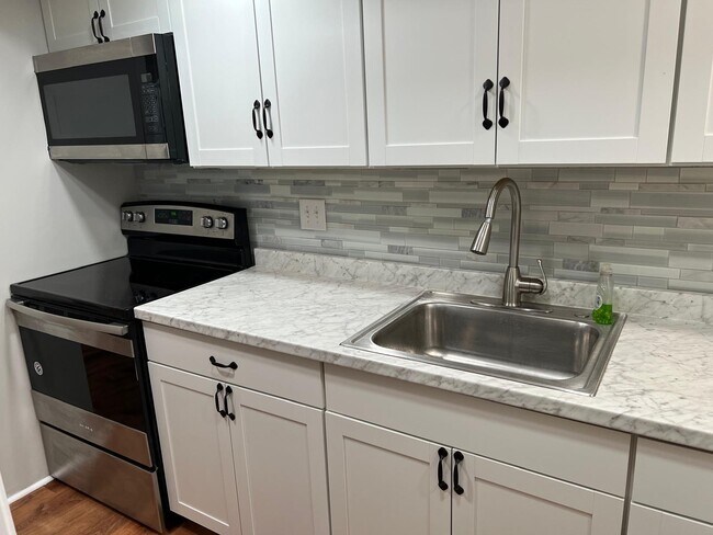 Foto del edificio - 1692 Central Ave