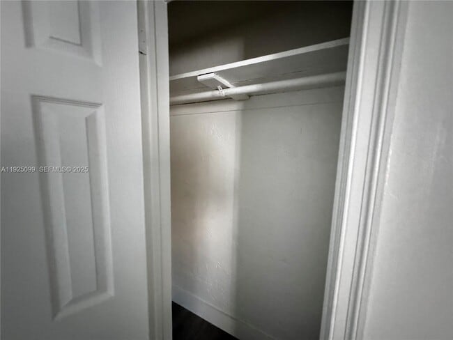 Foto del edificio - 4017 SW 24th St