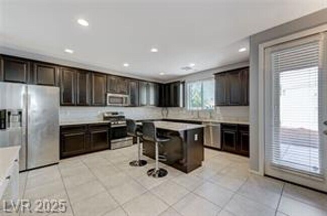 Building Photo - Stunning 3 Bedroom 2.5 baths ready to be c...