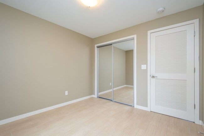 Building Photo - River Ridge Place