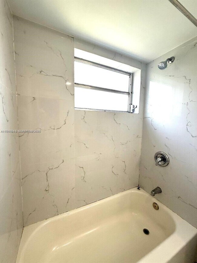 Foto del edificio - 1401 NE 191st St