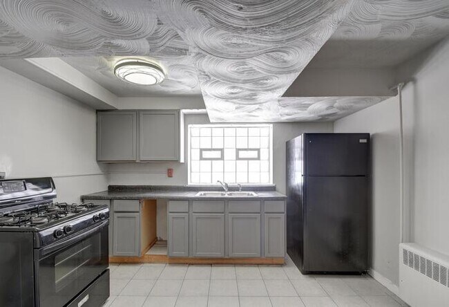 Building Photo - 925 W 35th Ave