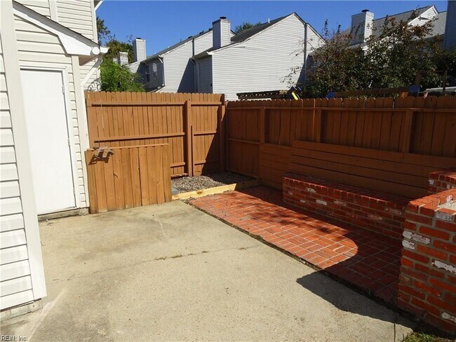 Building Photo - 420 Greenview Dr