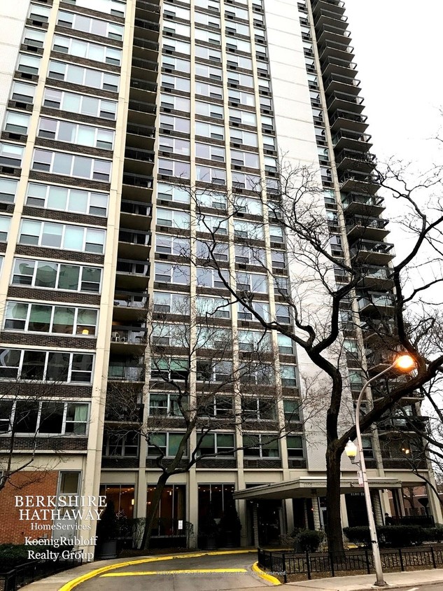Foto principal - 1255 N Sandburg Ter