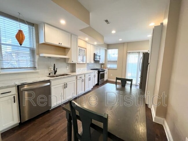 Building Photo - 318 Seaton Pl NE