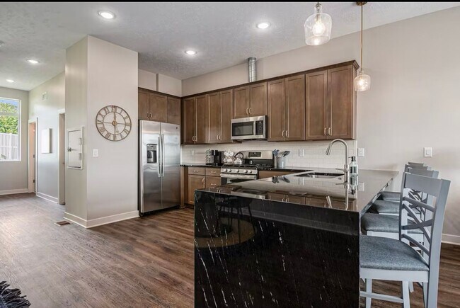 Foto del edificio - Fully Furnished 2 Master Suites | Luxe Townhome Near UNMC