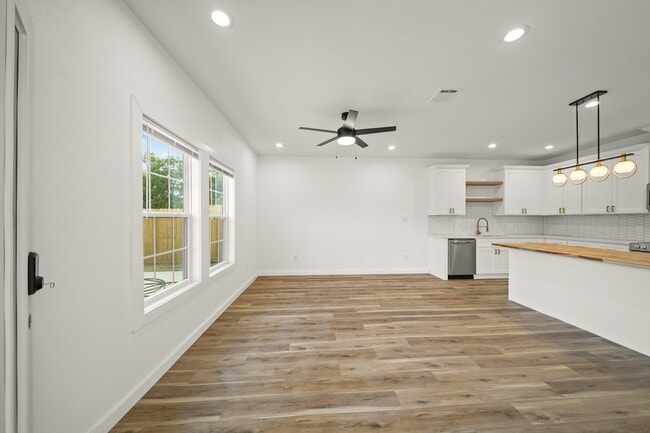 Building Photo - 6206 Lyndhurst Dr