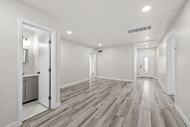 Building Photo - 8 Bed 3 Bath House on Prime Dorothy Way - Minutes Walk to Campus!!