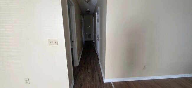 Foto del edificio - READY TO MOVE IN! 3 BEDS/2 BATHS!