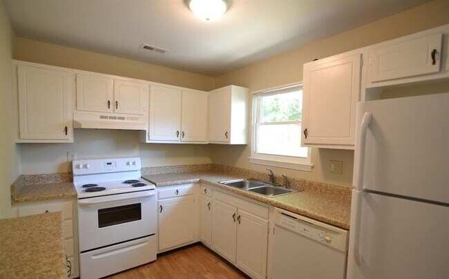 Foto del edificio - 3 Bedroom Home in Raleigh