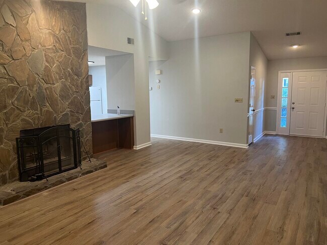Foto del edificio - 341 Somerset Dr