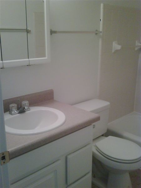 Building Photo - 2 br, 1 bath Apartment - Hillsdale Apartments
