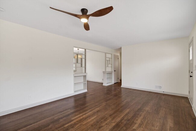 Building Photo - Remodeled 3BR Home Close to Little Creek Base