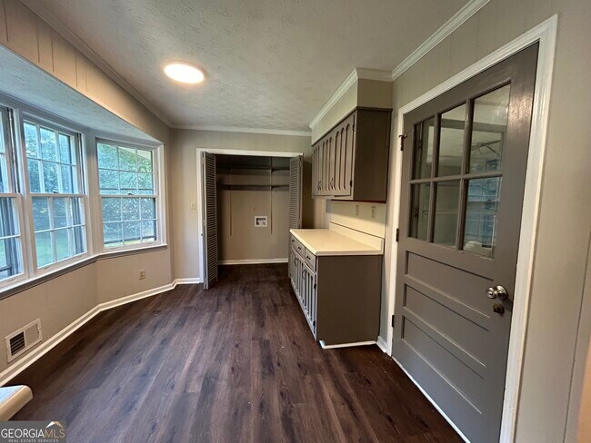 Building Photo - 2000 Forest Dr