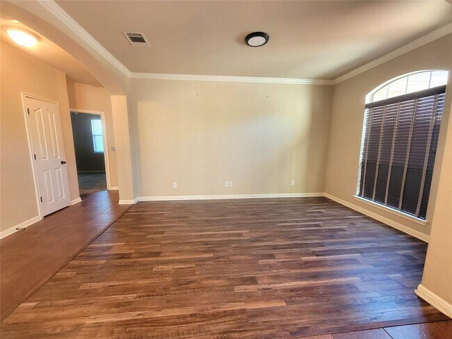 Building Photo - 906 Annadale Dr