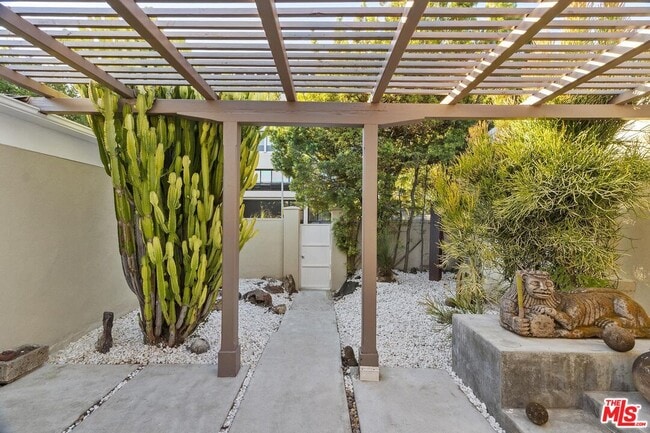 Foto del edificio - 920 Carrillo Dr