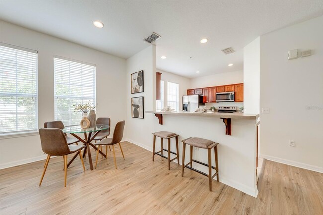 Building Photo - Beautiful 3 bedroom, 2.5 bathroom condo wi...