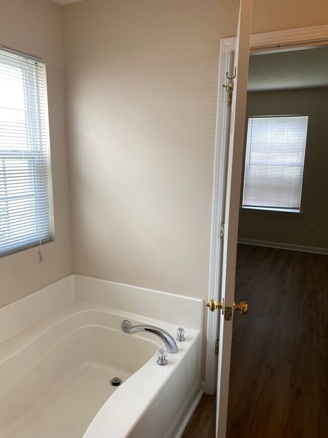 Foto del edificio - 2525 Whetstone Ln