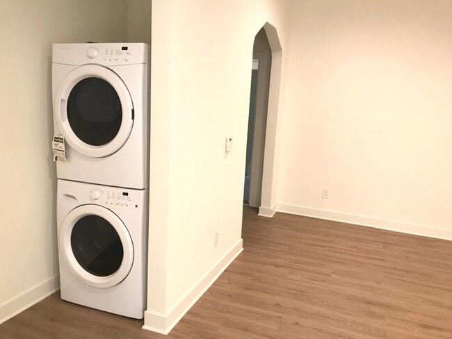 Foto del edificio - 1327 N Kingsley Dr