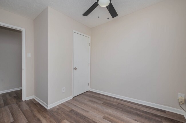 Foto del edificio - 3030 Cleinview Ave