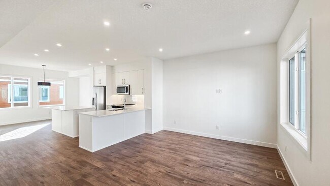 Building Photo - 4.0 bedroom in Calgary Alberta T3N 2R4