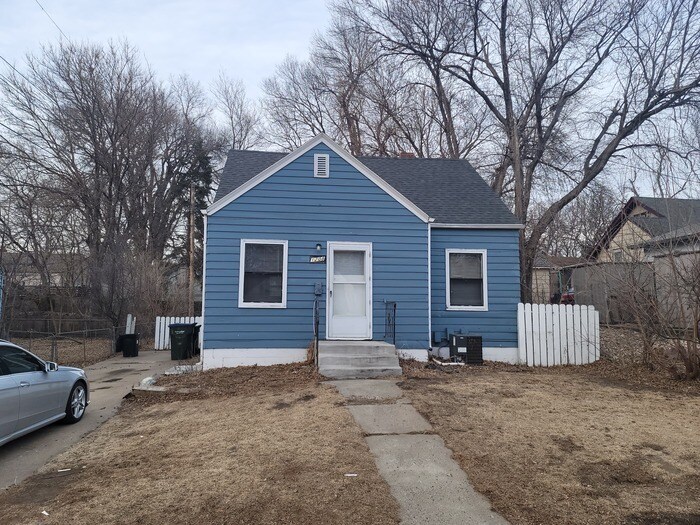 Primary Photo - Three bedroom one 1/2 bathroom house