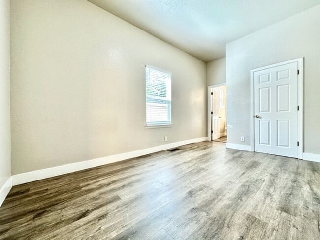 Building Photo - **Pre-Leasing for Summer 2026** Newly updated, spacious 5 bedroom home