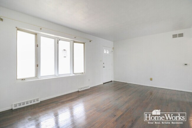 Building Photo - 1234 N Twyckenham Dr