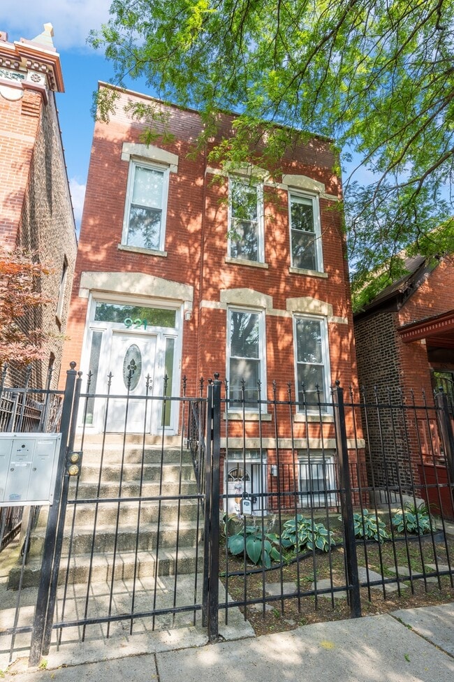 Building Photo - 921 S Oakley Blvd