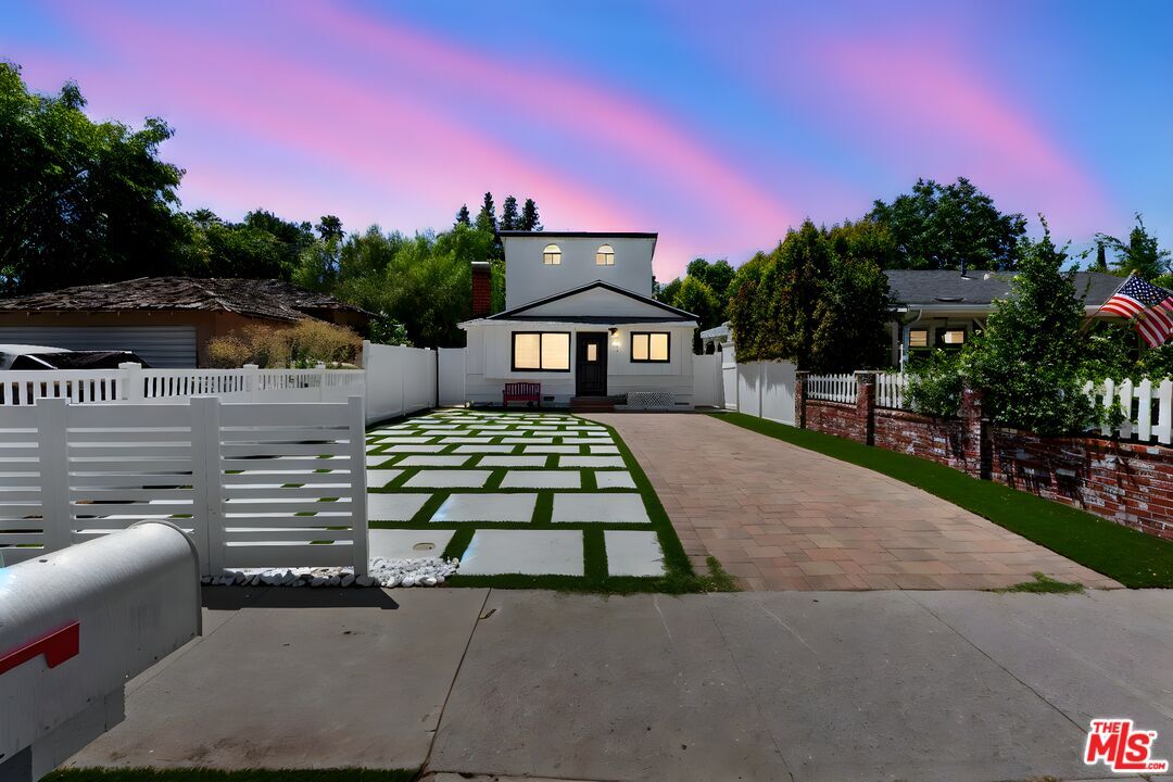 Foto principal - 5543 Fallbrook Ave
