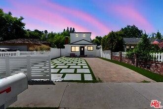 Building Photo - 5543 Fallbrook Ave