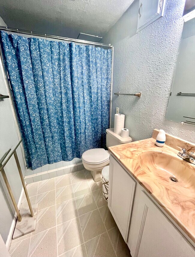 Baño - 2618 S Lewiston St