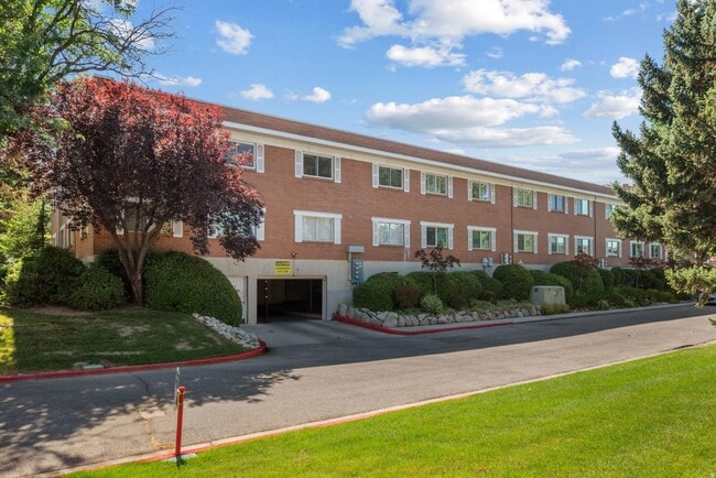 Building Photo - 2708 Highland Dr