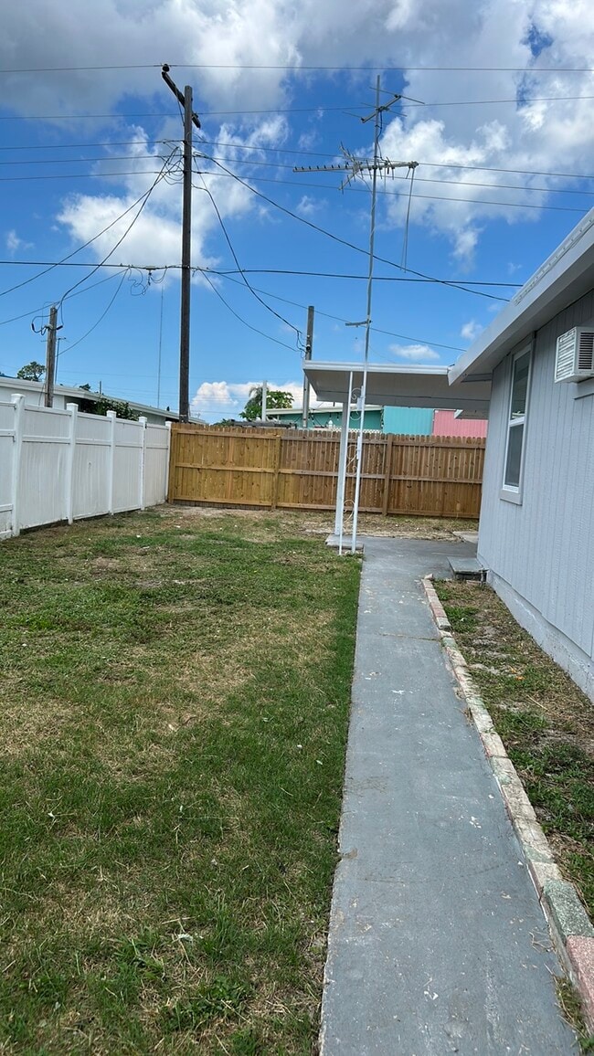 Building Photo - 2021 Pleasure Dr