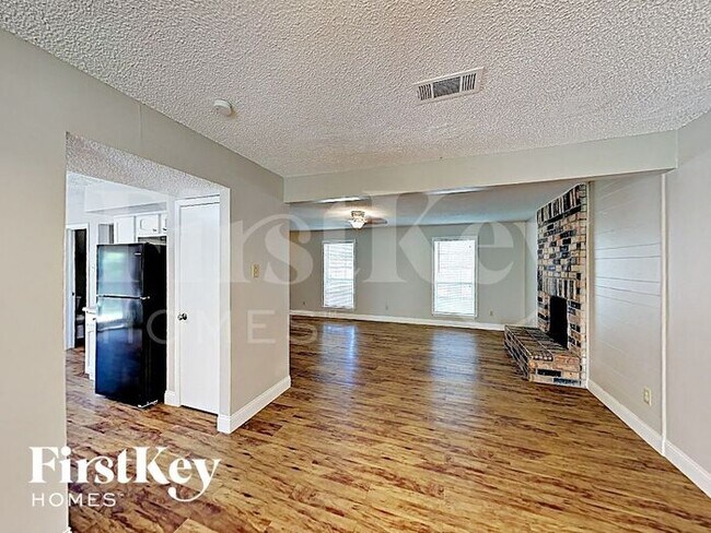 Foto del edificio - 4810 Glenvillage St